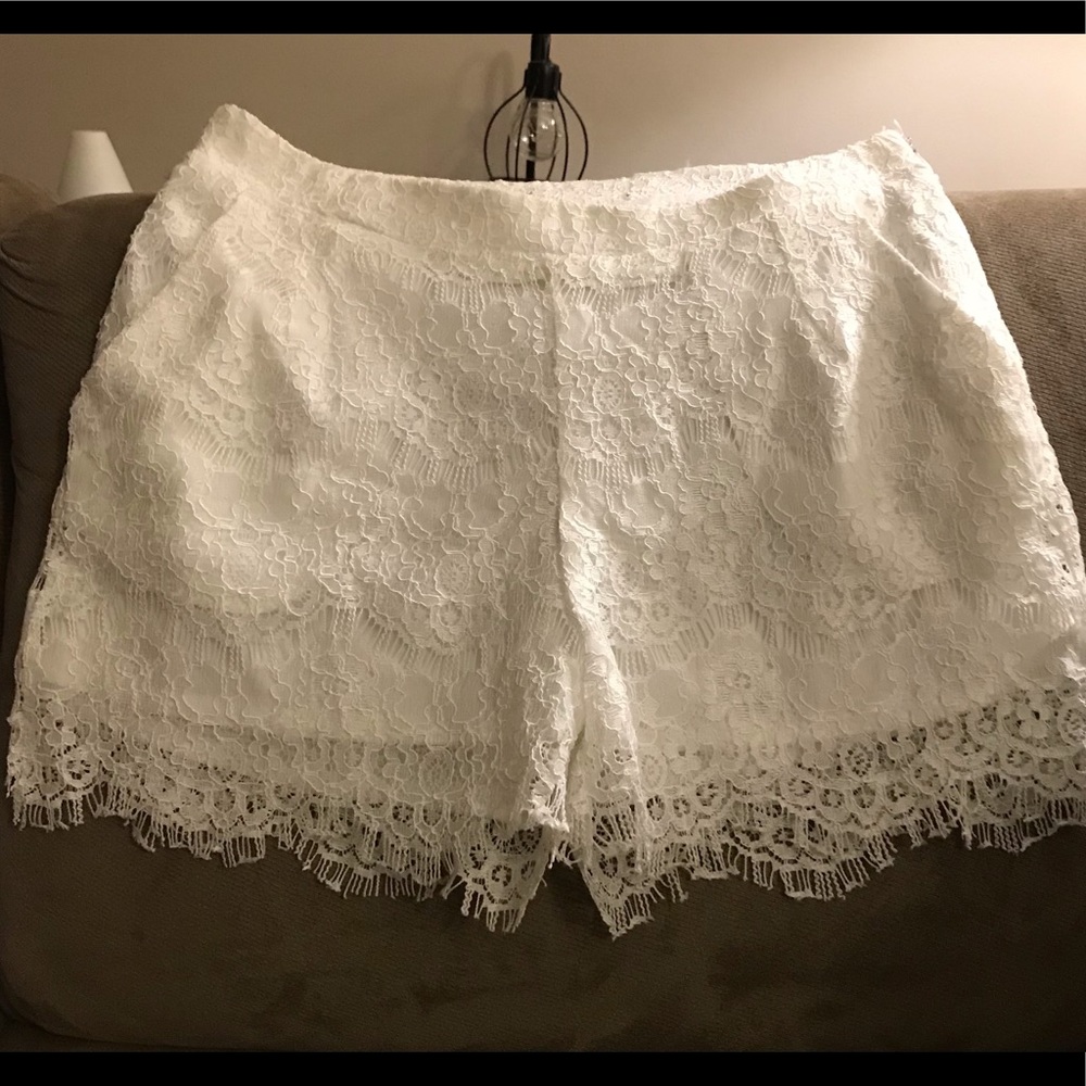 NWOT-Cute White Lace shorts. S/P